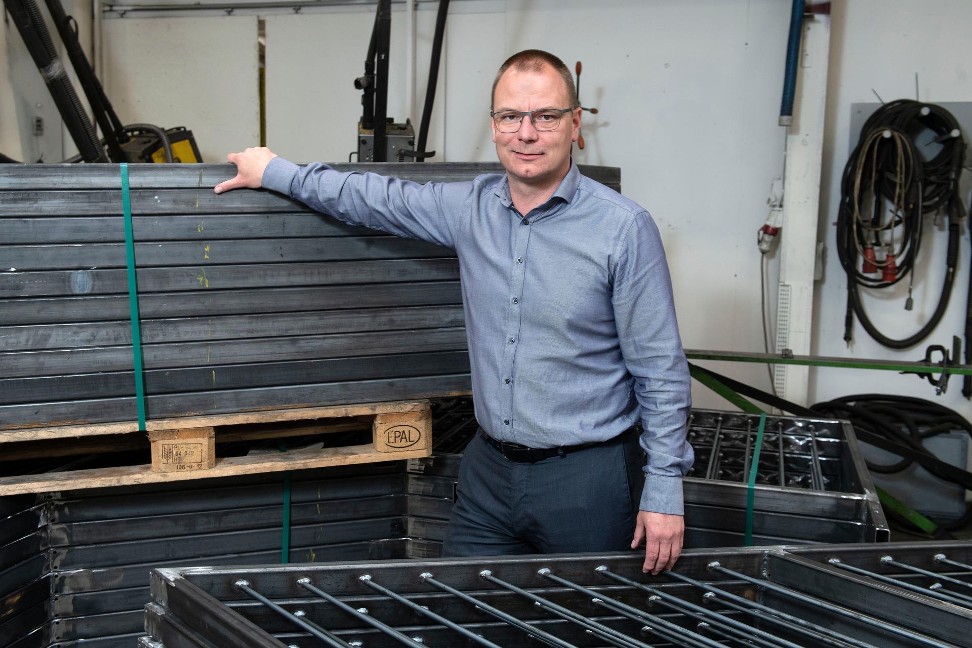 Karsten Vang fra HB Trapper på besøg på lageret