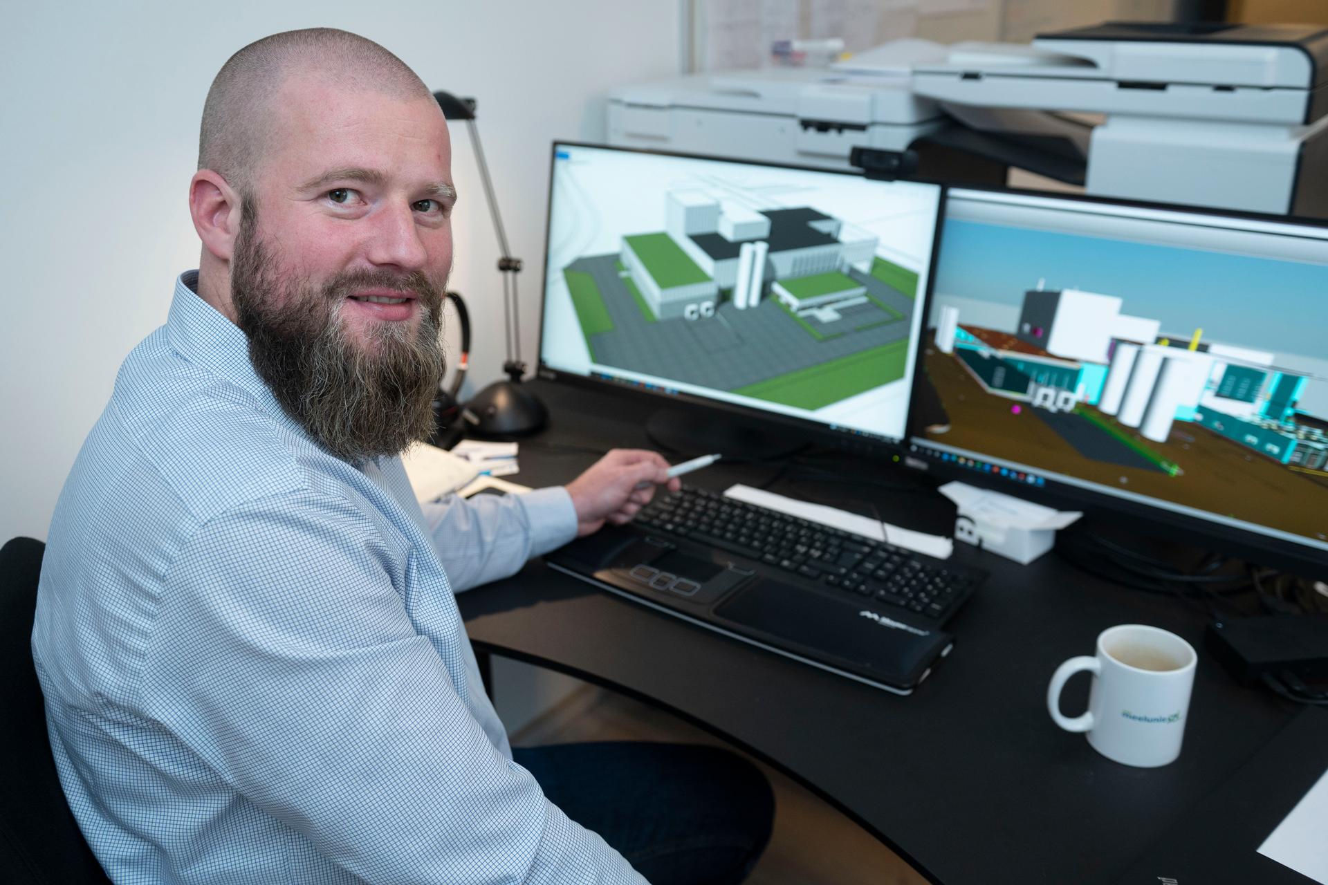 Jonatan Dickow fra Meelunie GPI kigger på fabrikstegninger