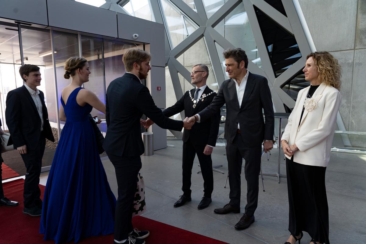 Students greet the rector, chair of the board and pro-rector