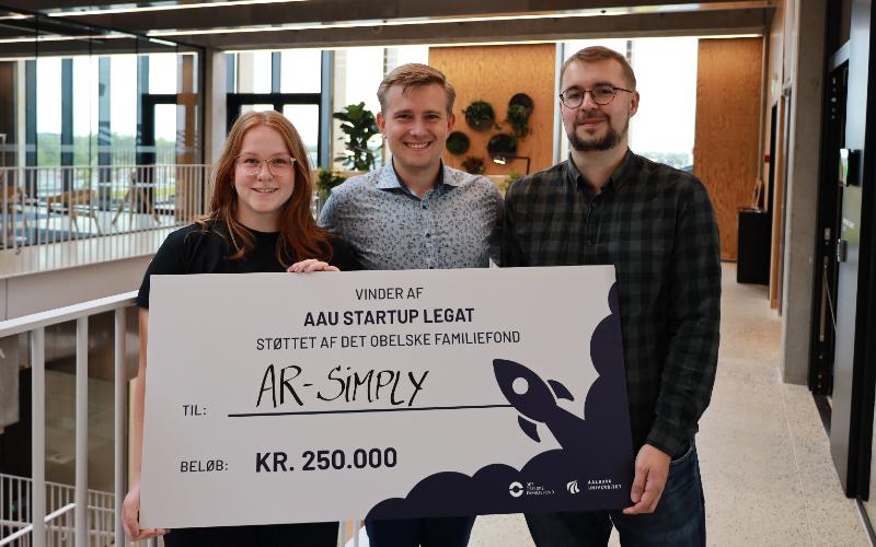 Nanna Heidemann Jensen, Frederik Nørgaard Jensen og Tobias Harpøth Adamsen viser deres AAU Startup Legat frem