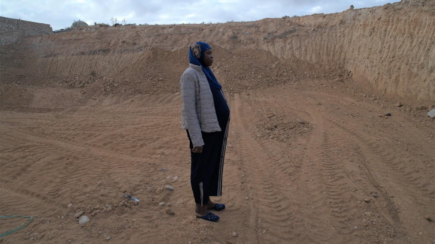 Mariam, højgravid som følge af seksuel vold/voldtægt i en libysk detentionslejr. Her er hun i Medenine, efter flugt fra Libyen. Foto: Ahlam Chemlali