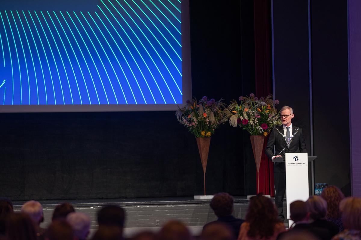 Rektor Per Michael Johansen holder tale ved årsfesten