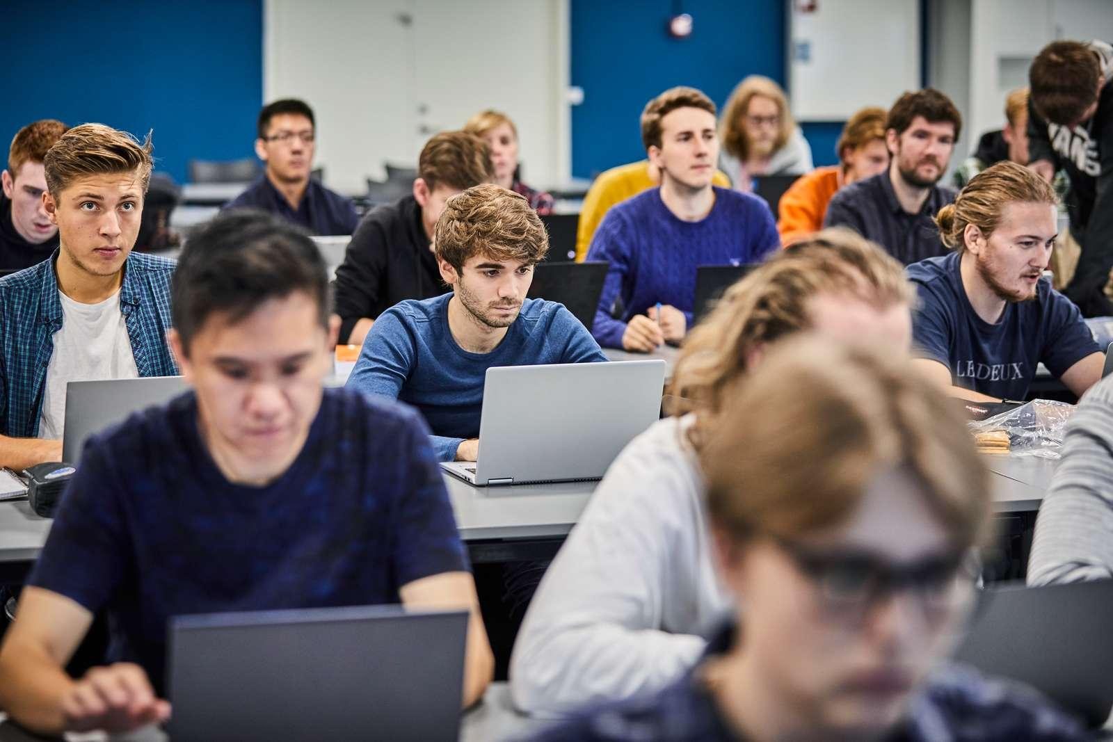 Studerende i klasselokale