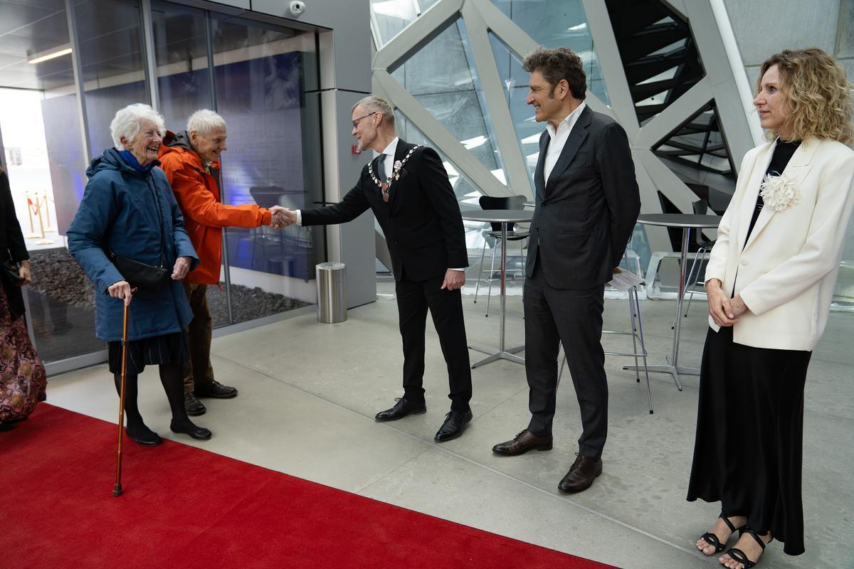 The rector greets Ole Jacobi who was part of the interim government – the university's top management in the early years 