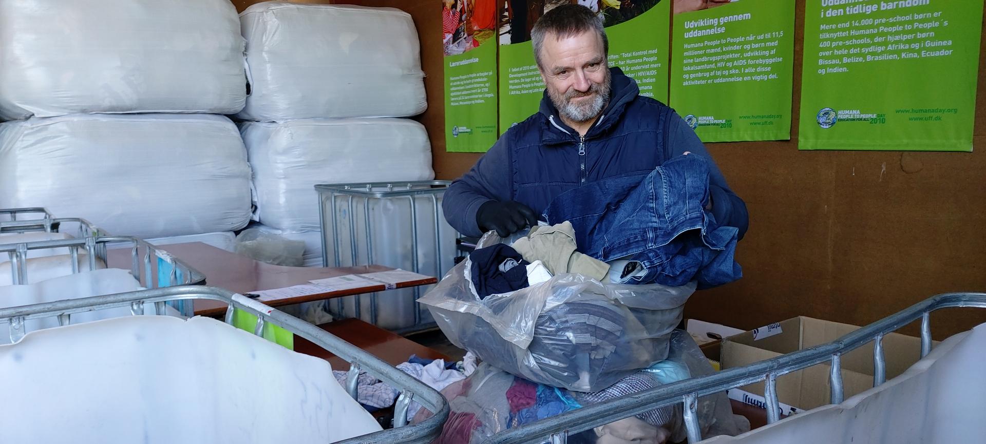 Kaj Pihl fra Humana People to People giver en hånd med i tøjsorteringen