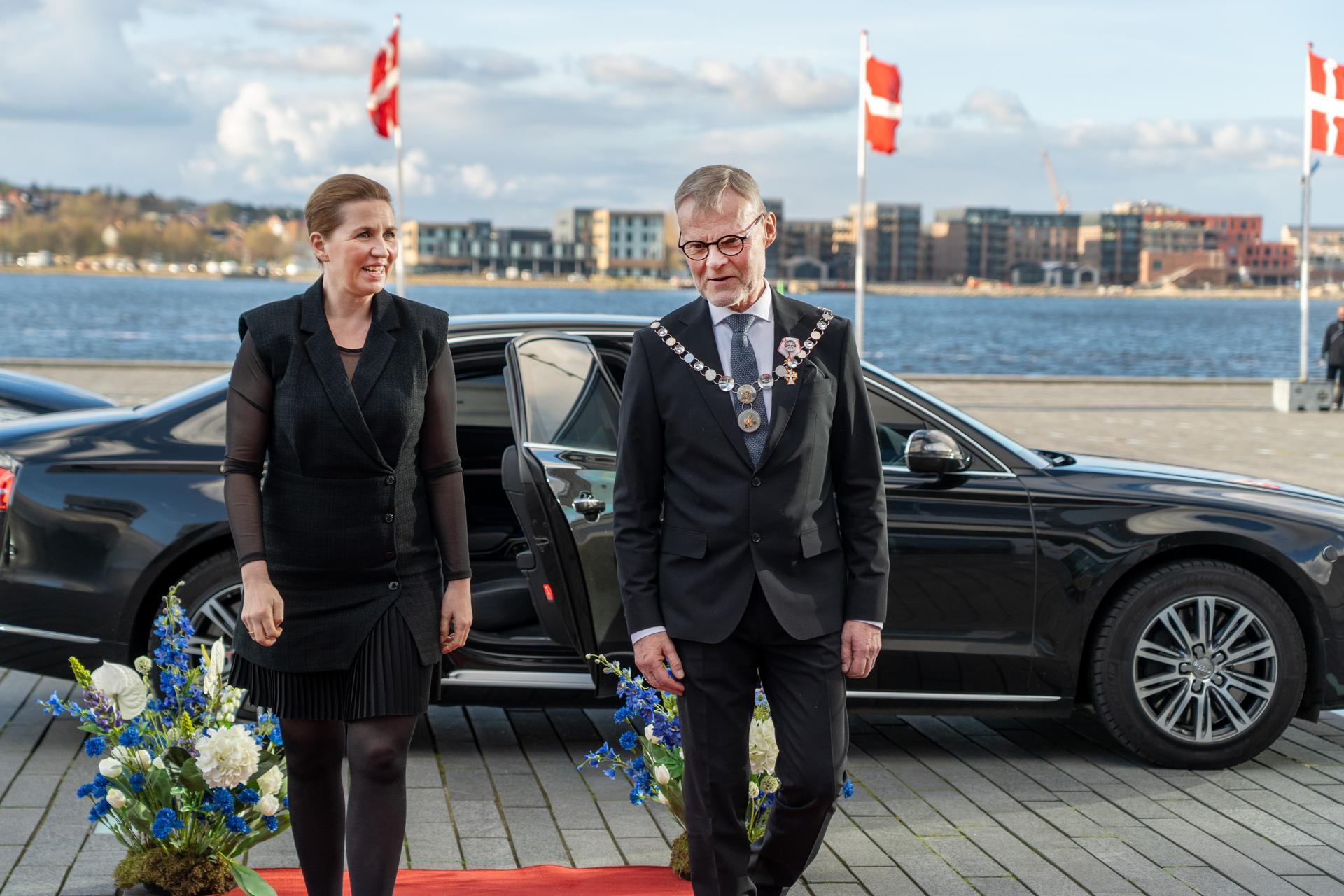 Rector Per Michael Johansen welcomes Prime Minister Mette Frederiksen arriving for dinner