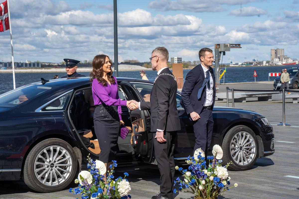 Rector Per Michael Johansen welcomes H.M. Queen Mary at Musikkens Hus