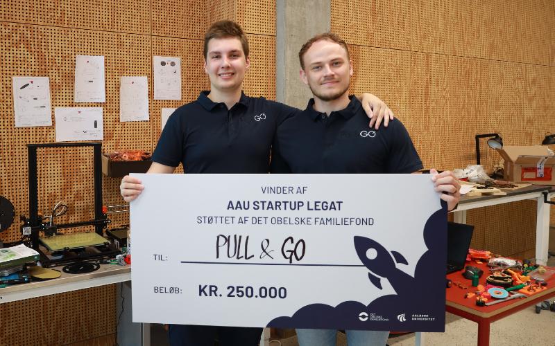 Jonas Koefoed Petersen og Mikkel Krogshede viser deres AAU Startup Legat frem