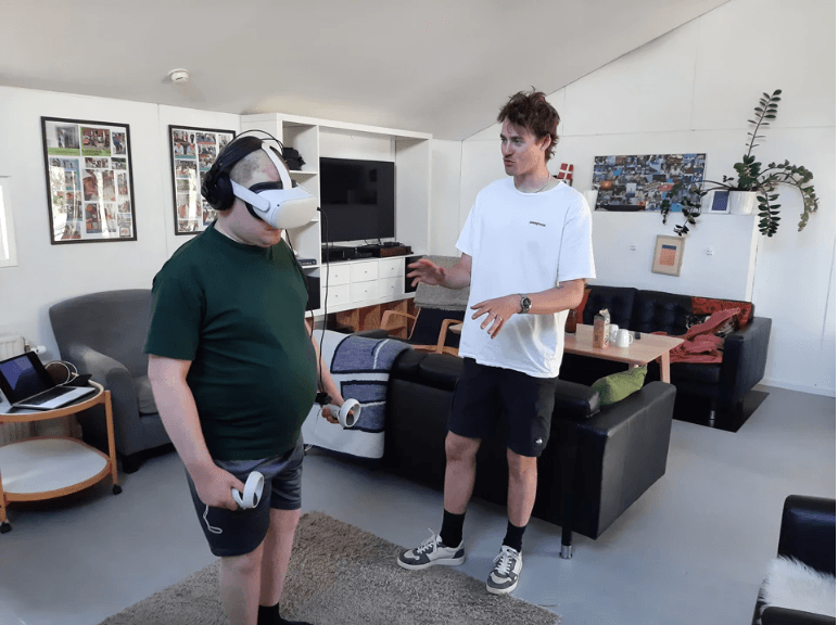 Søren Jensen har som blind følt sig forbigået, når det kommer til computerspil. Nu har Gustav Dalsgaard og to andre kandidatstuderende fra Aalborg Universitet lavet et VR-spil for blinde. 