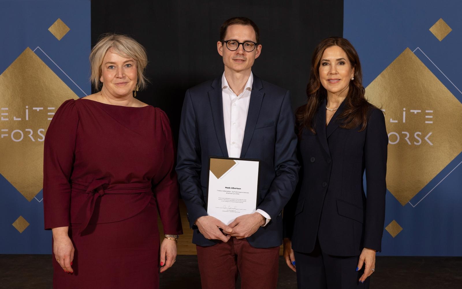 Christina Egelund (venstre), Mads Albertsen (midten) og H.M. Dronning Mary (højre)