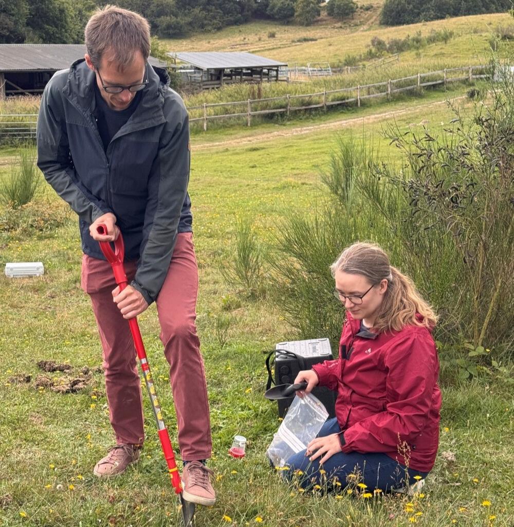 Microflora Danica kortlægger danske mikroorganismer. På billedet ses postdoc Jannie Munk Kristensen og professor Mads Albertsen, begge fra Institut for Kemi og Biovidenskab ved Aalborg Universitet.