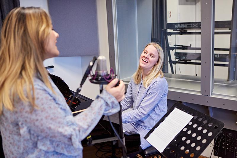 to kvindelige studerende fra Musik